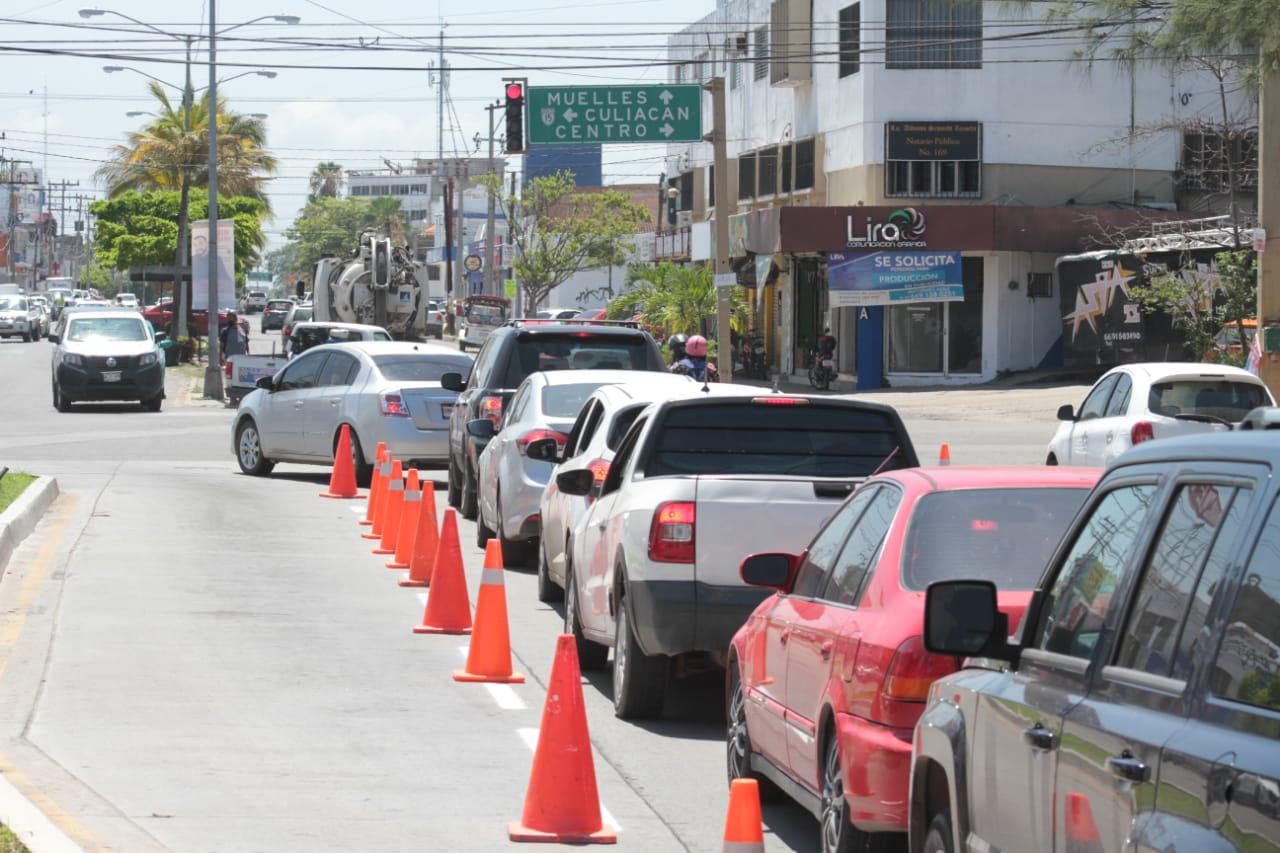 $!En Mazatlán se congestiona la Gutiérrez Nájera por cierre de carril