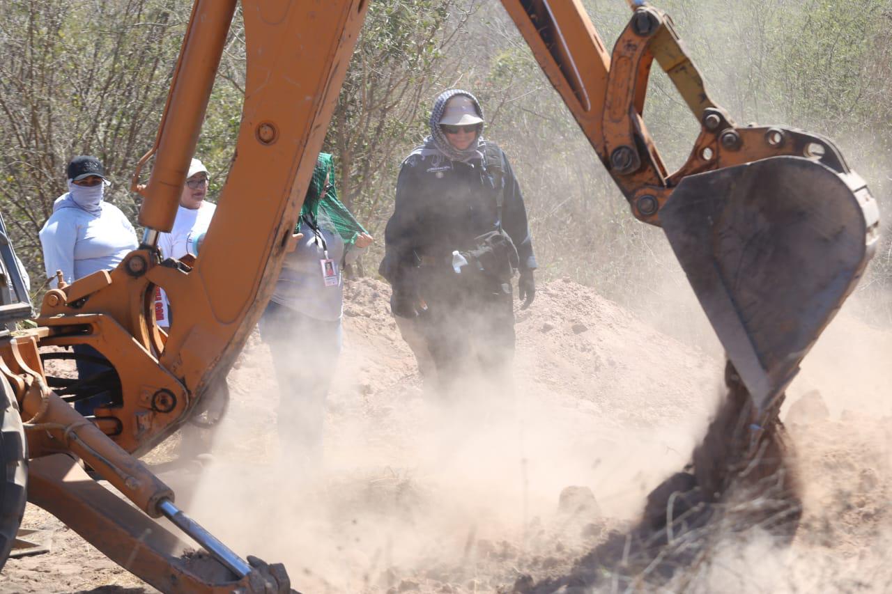 $!Madres salen al campo en Mazatlán a buscar a sus hijos desaparecidos