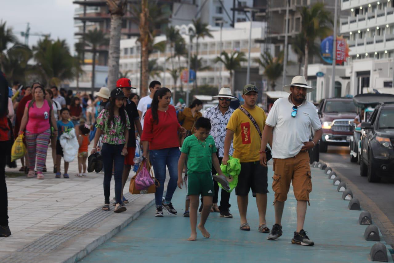 $!En un esfuerzo coordinado, salvavidas marcan la hora para salir del agua del mar en Mazatlán