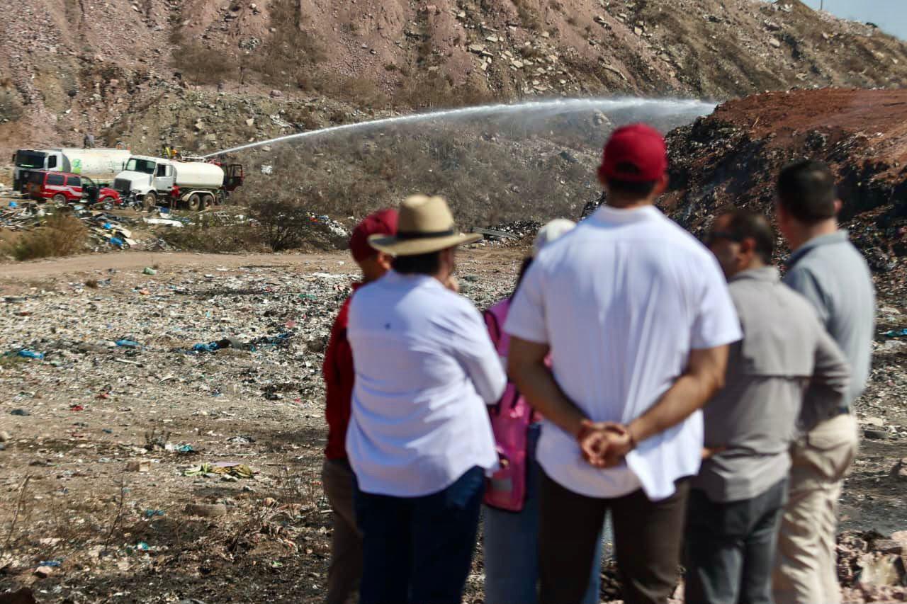 $!Está al 95% el control de incendio del basurón; aún sale humo que afecta a Mazatlán