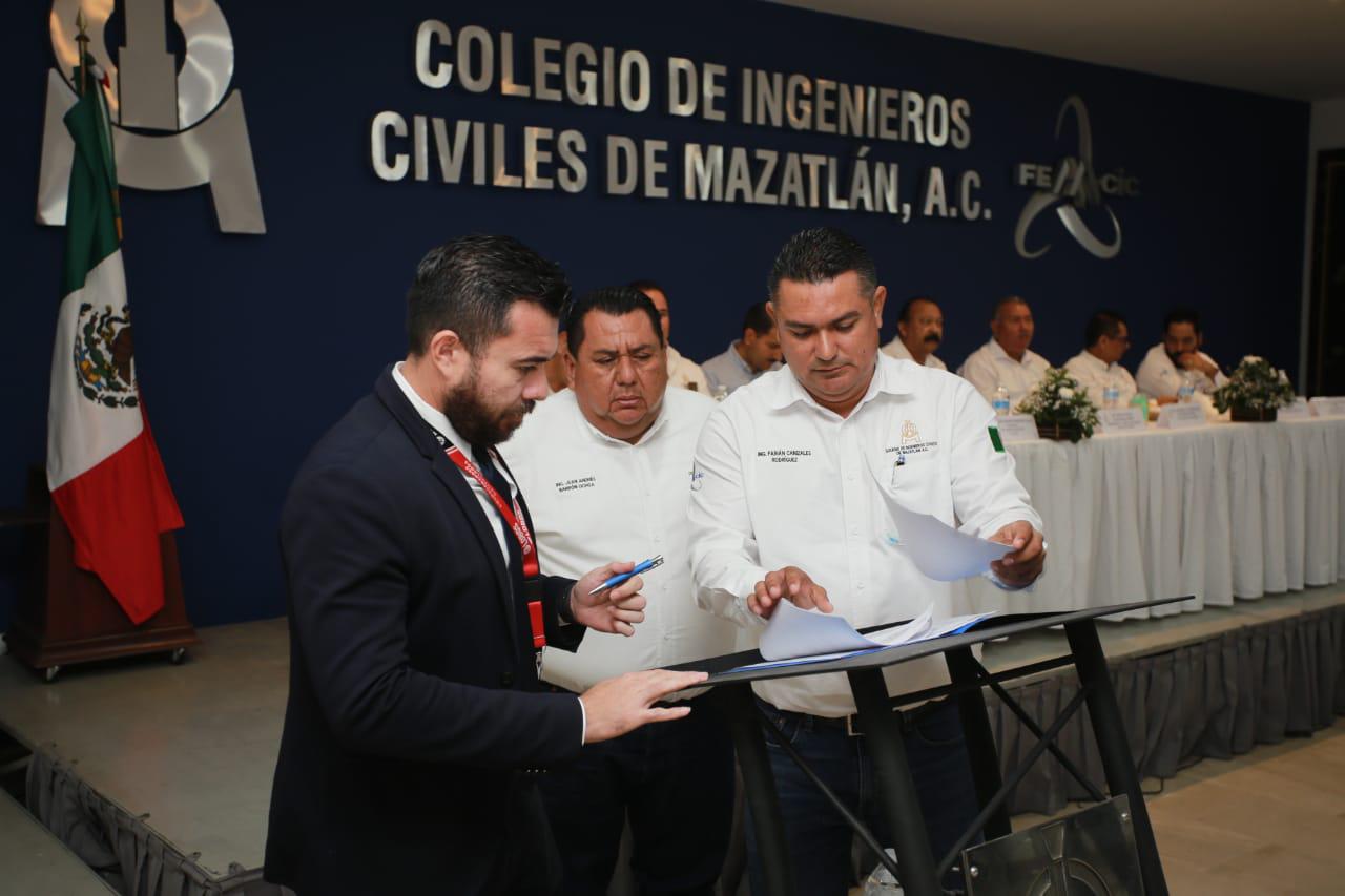 $!Sergio Ibarra, director general de la Universidad Autónoma de Durango Campus Mazatlán, al momento de también firmar el convenio.