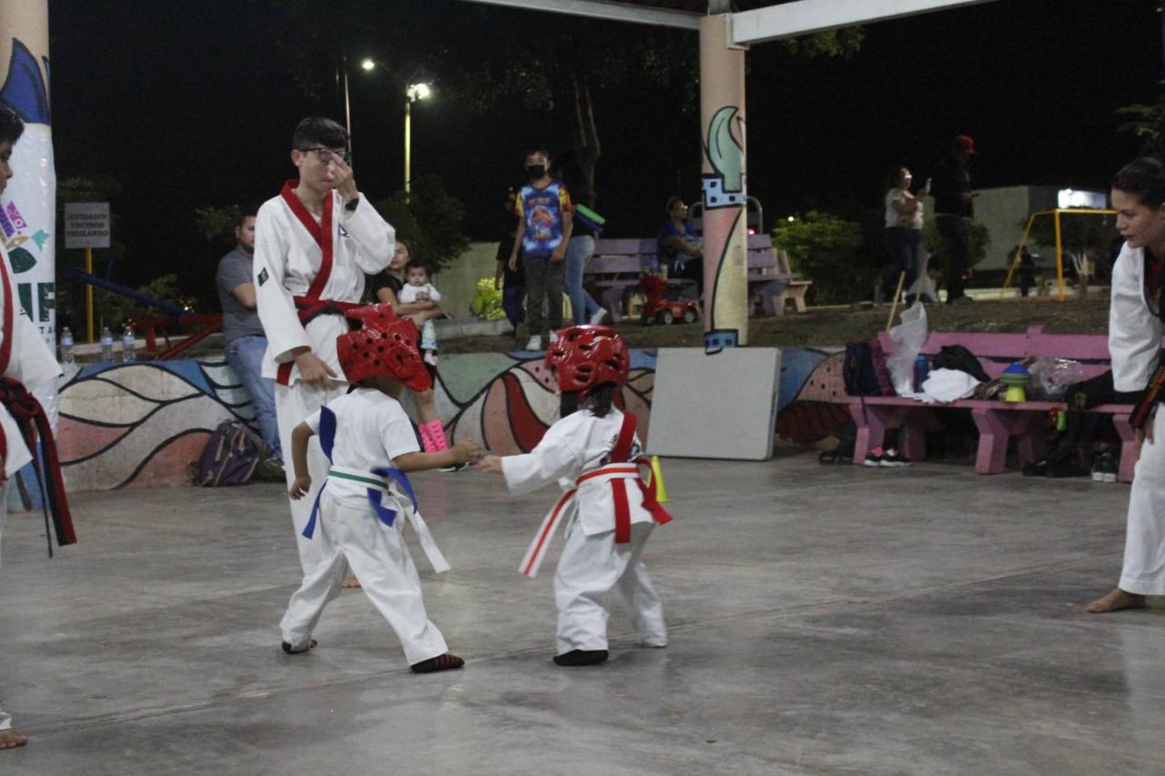 $!Llevan exhibición de karate al programa ‘Construyamos La Paz’, en Culiacán