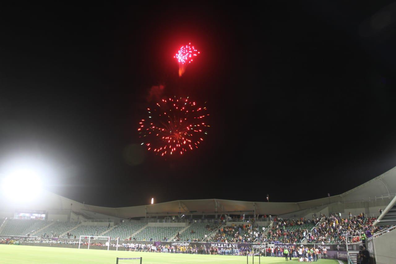 $!Vuelve la algarabía al Kraken con inauguración de la Copa Mazatlán de Futbol 7