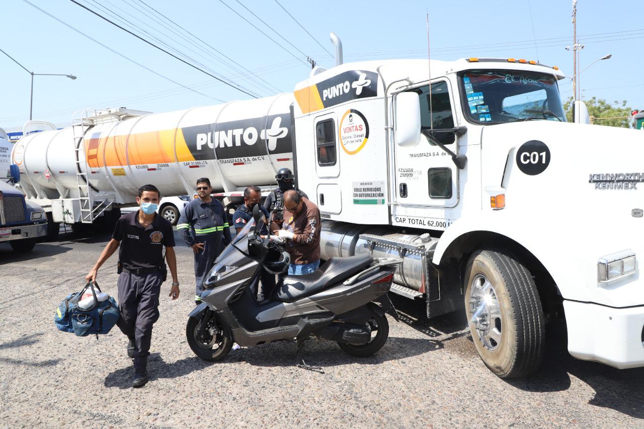 $!En Mazatlán motociclista frena para evitar choque y derrapa en el Libramiento Colosio
