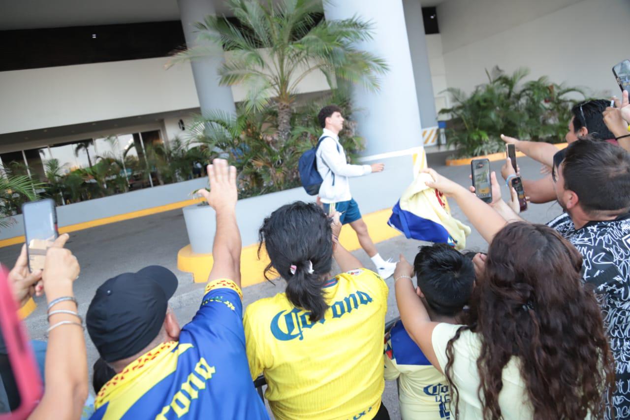 $!Decenas de aficionados reciben a Club América en su llegada a Mazatlán