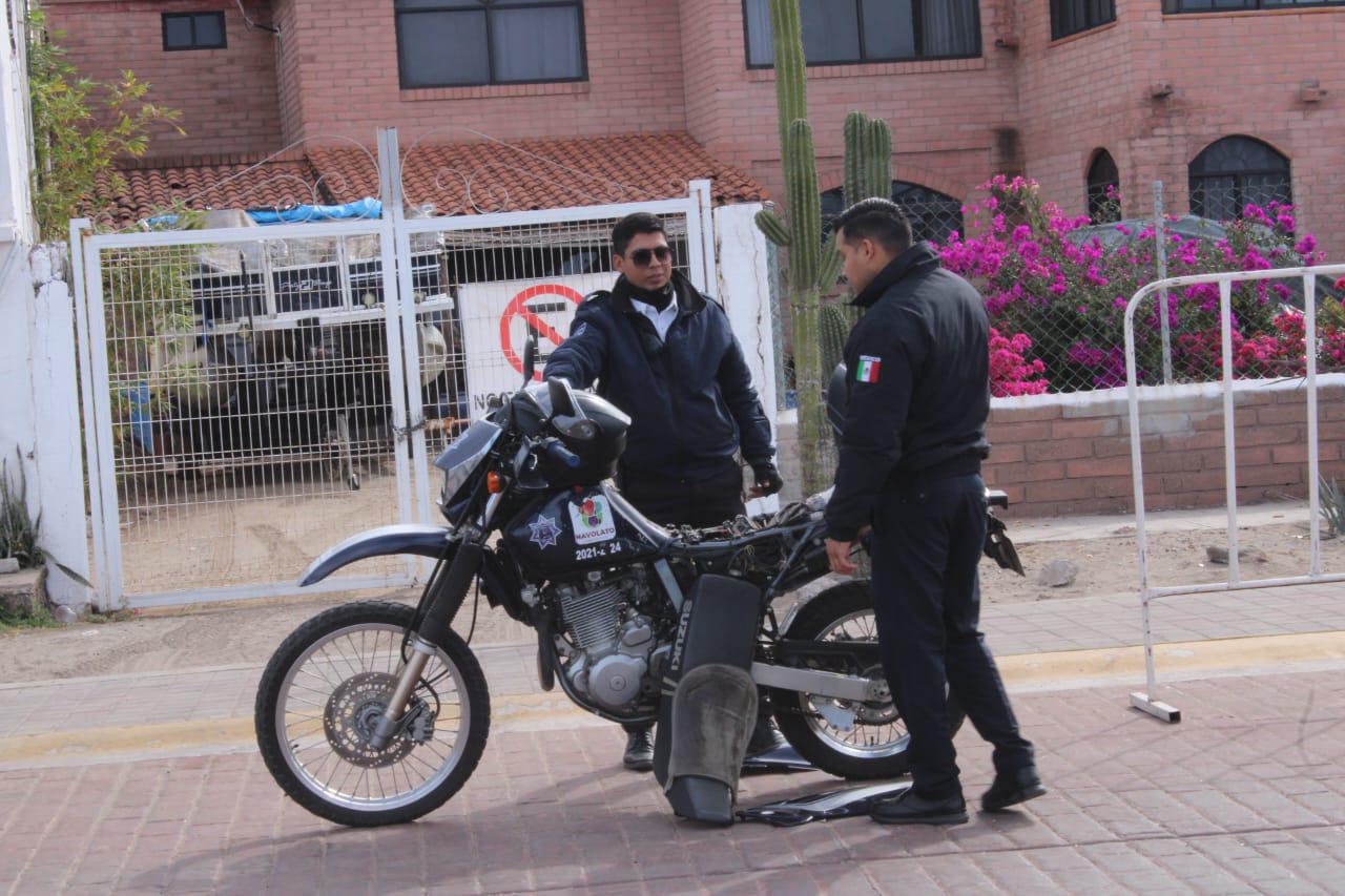 $!Ser parte de la historia: turistas y locales presencian el eclipse desde el Malecón de Altata
