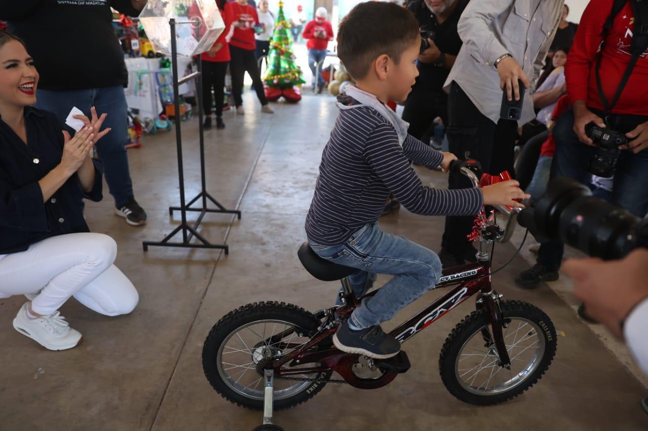 $!Disfrutan familias de posada navideña en el cobertizo de Siqueros