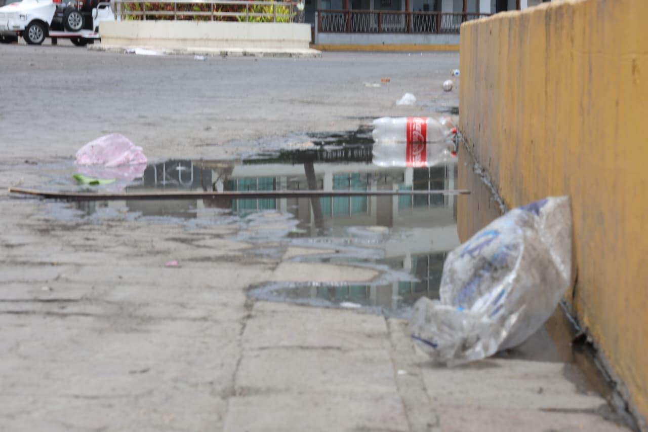 $!Olas Altas amanece con basura tras la ‘Fiesta del Futbol’ en Mazatlán