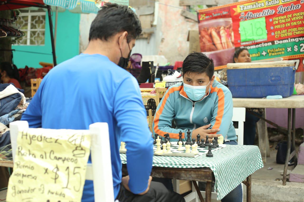 $!¿Le sabes al ajedrez? En Mazatlán, Luis te reta a ganarle una partida en el tianguis de la Juárez