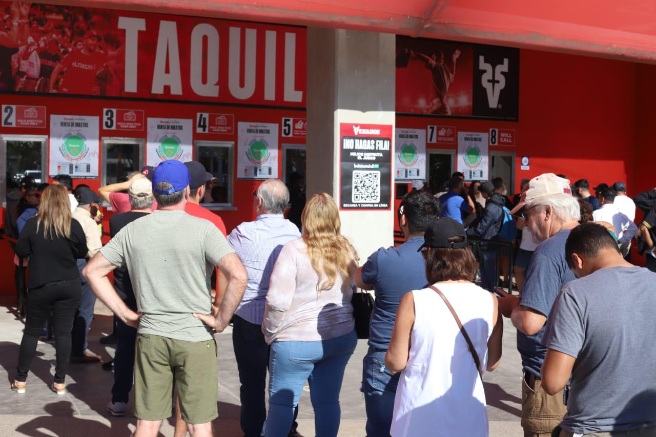 $!Aficionados se apresuran por un boleto de Venados vs. Tomateros
