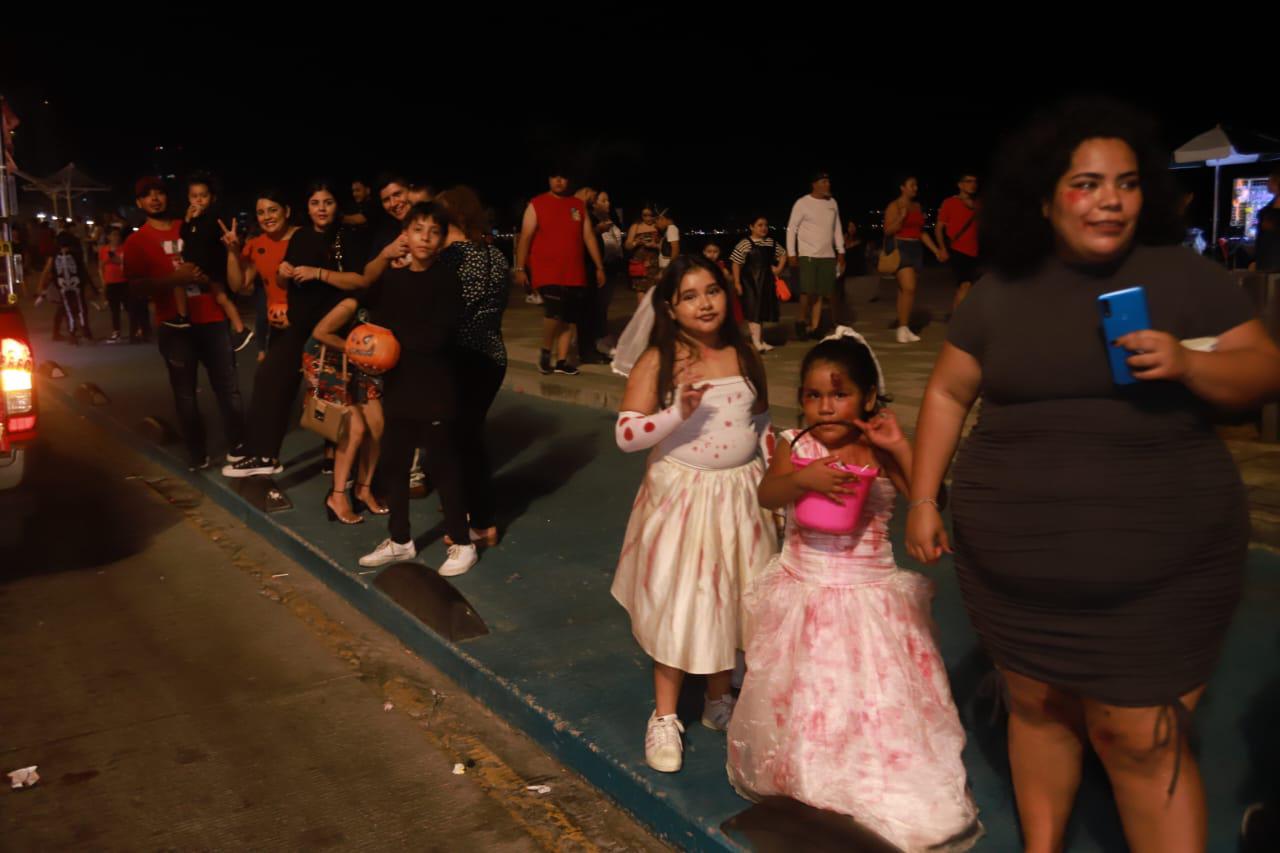 $!#Galería | En la Gran Plaza y en las letras de Mazatlán se arma la fiesta de Halloween