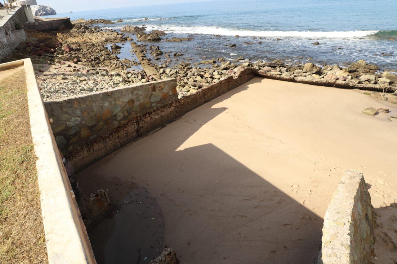 $!Mantienen cerrada a los bañistas la playa Olas Altas en Mazatlán