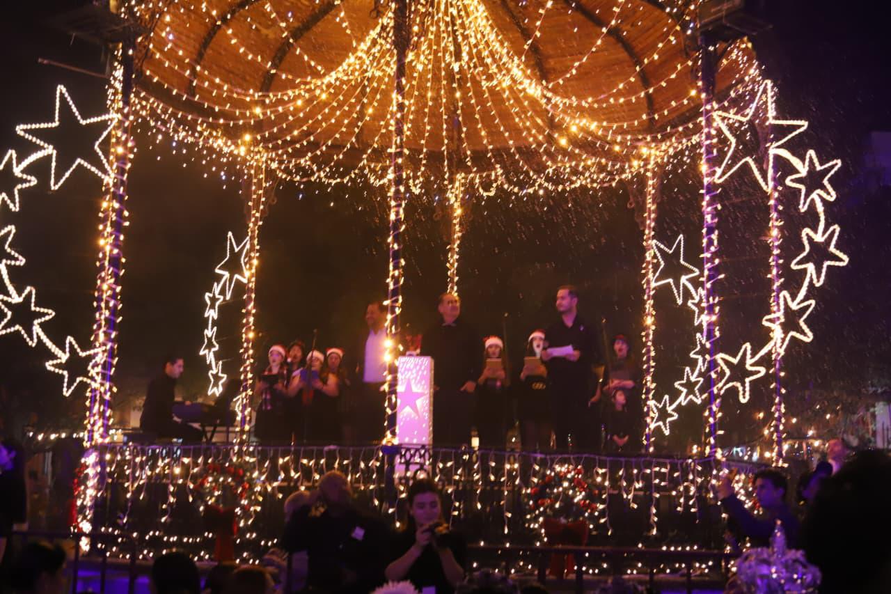 $!Llega la magia de la Navidad a Mazatlán con el encendido del pino y la iluminación en la Plazuela Machado