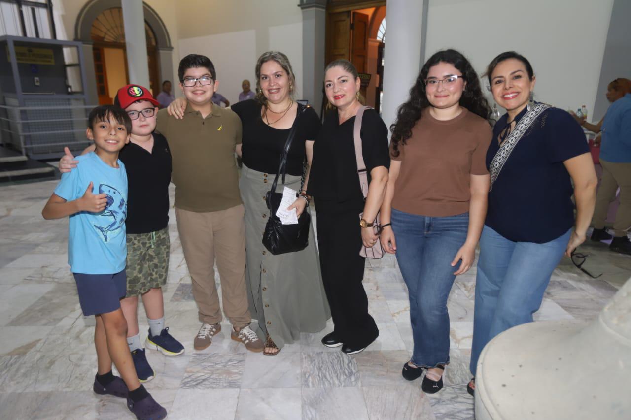 $!Alejandro Dosantos, José Armando Bouciéguez, Xavier Velarde, Ruth Ibarra, Faviola Pérez, Danna Paola Bouciéguez y Denisse Patrón.