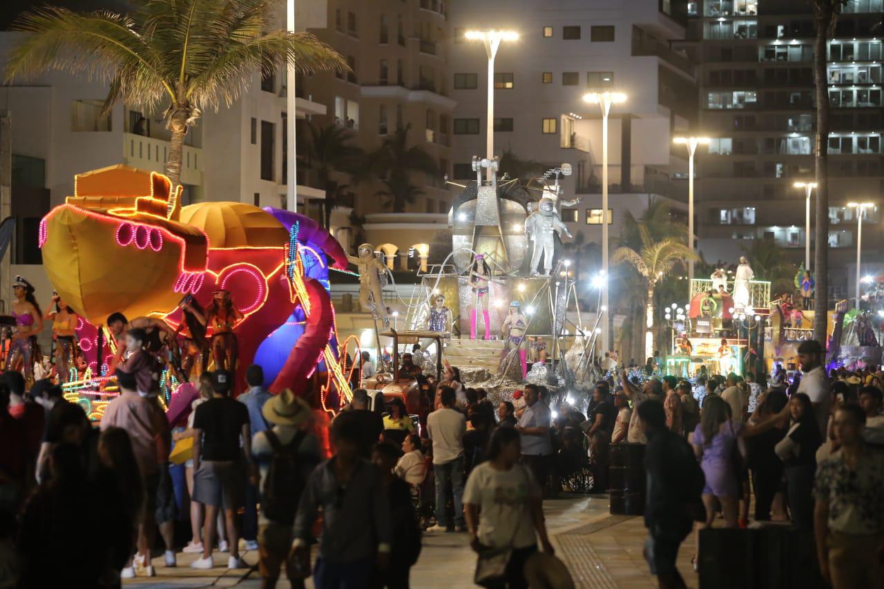 $!Turistas reciben una ‘probadita’ del Carnaval de Mazatlán y les fascina