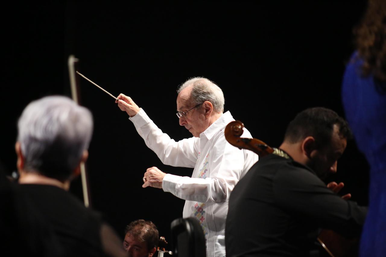 $!El maestro Gordon Campbell, director fundador de la OSSLA, fue el invitado como director huésped.