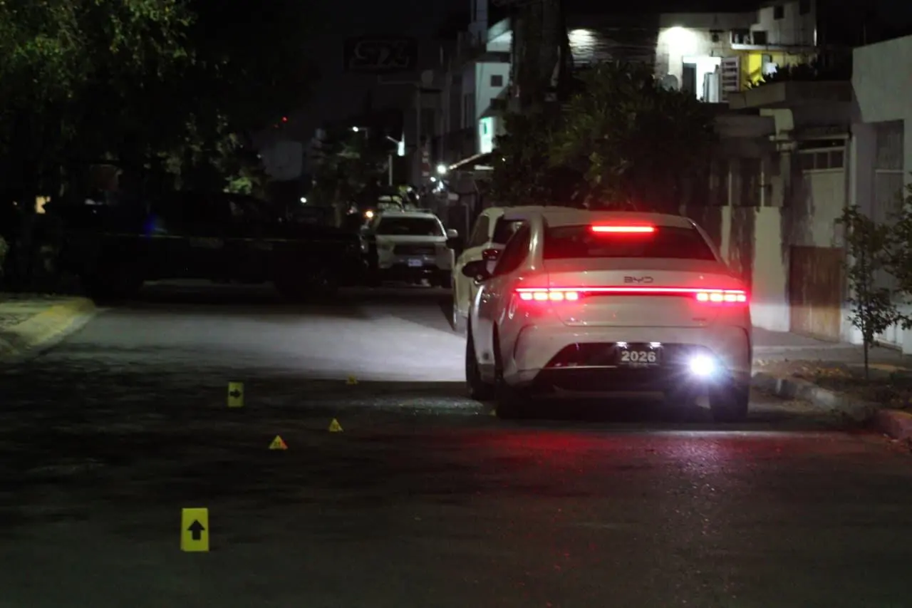 $!Matan a tiros a hombre dentro de vehículo en la colonia Horizontes, en Culiacán