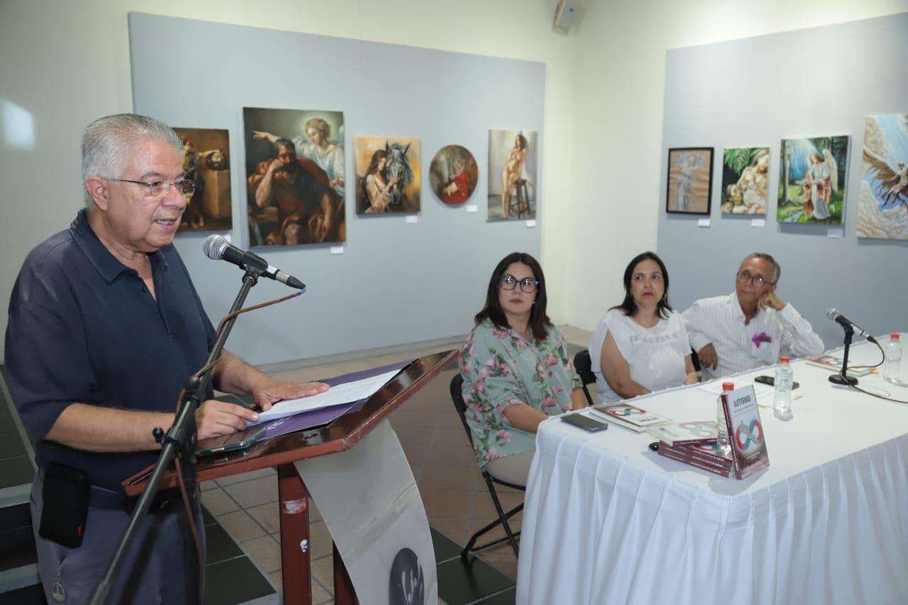 $!El acto fue conducido por el maestro Enrique Vega Ayala, cronista oficial de Mazatlán.