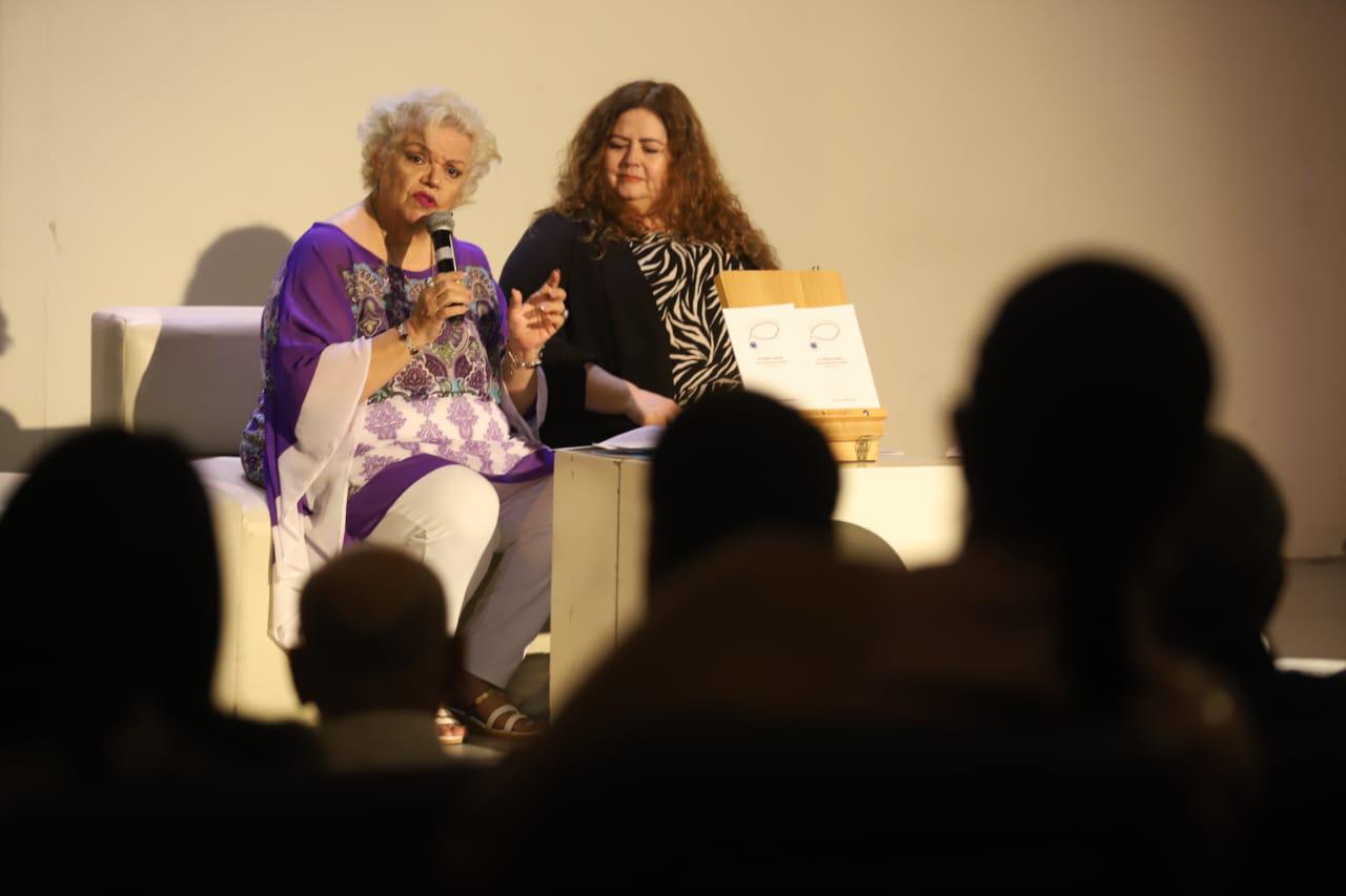 $!Julieta Montero comparte su impresión sobre el libro que contiene 26 poemas.