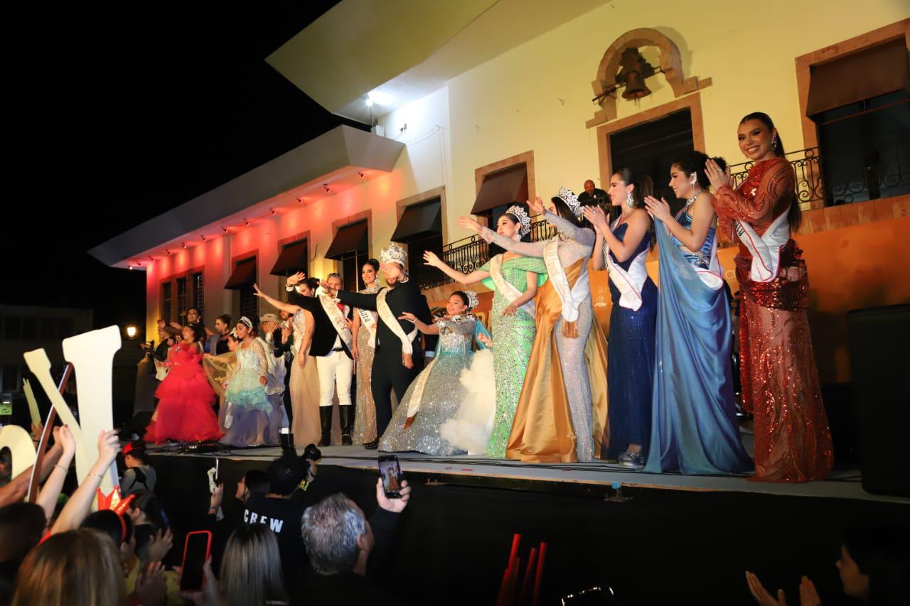 $!El cortejo real del Carnaval 2025 y las aspirantes a los reinados saludan al público congregado en la Plazuela República.