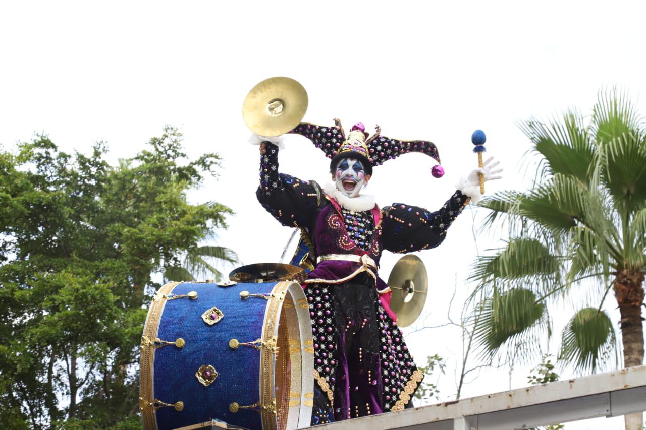$!La música de tambora y la presencia del Arlequín Hanz encendieron el ambiente festivo durante la manifestación.