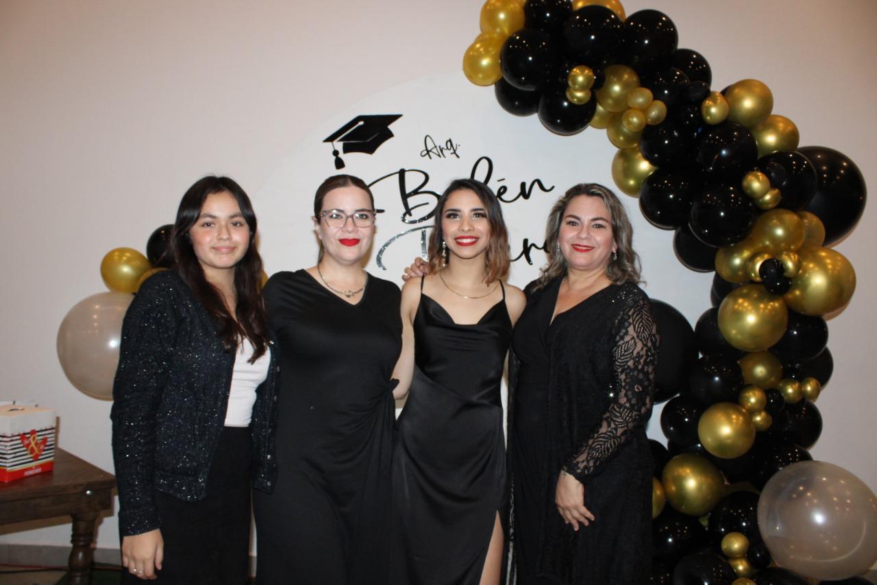 $!La nueva arquitecta entre sus primas, Morales Otáñez.