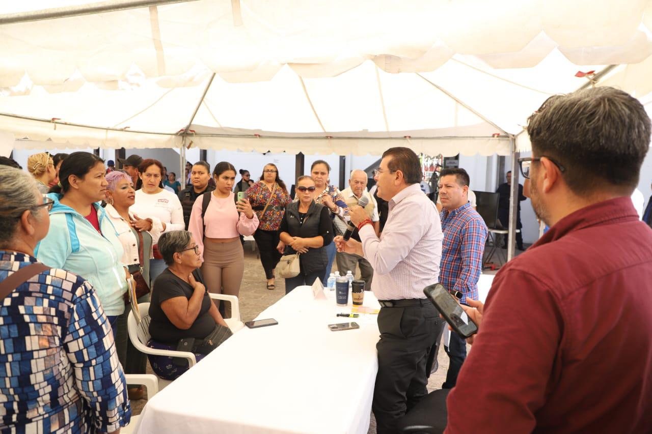 $!Tianguistas de la Flores Magón se manifiestan en Ayuntamiento de Mazatlán