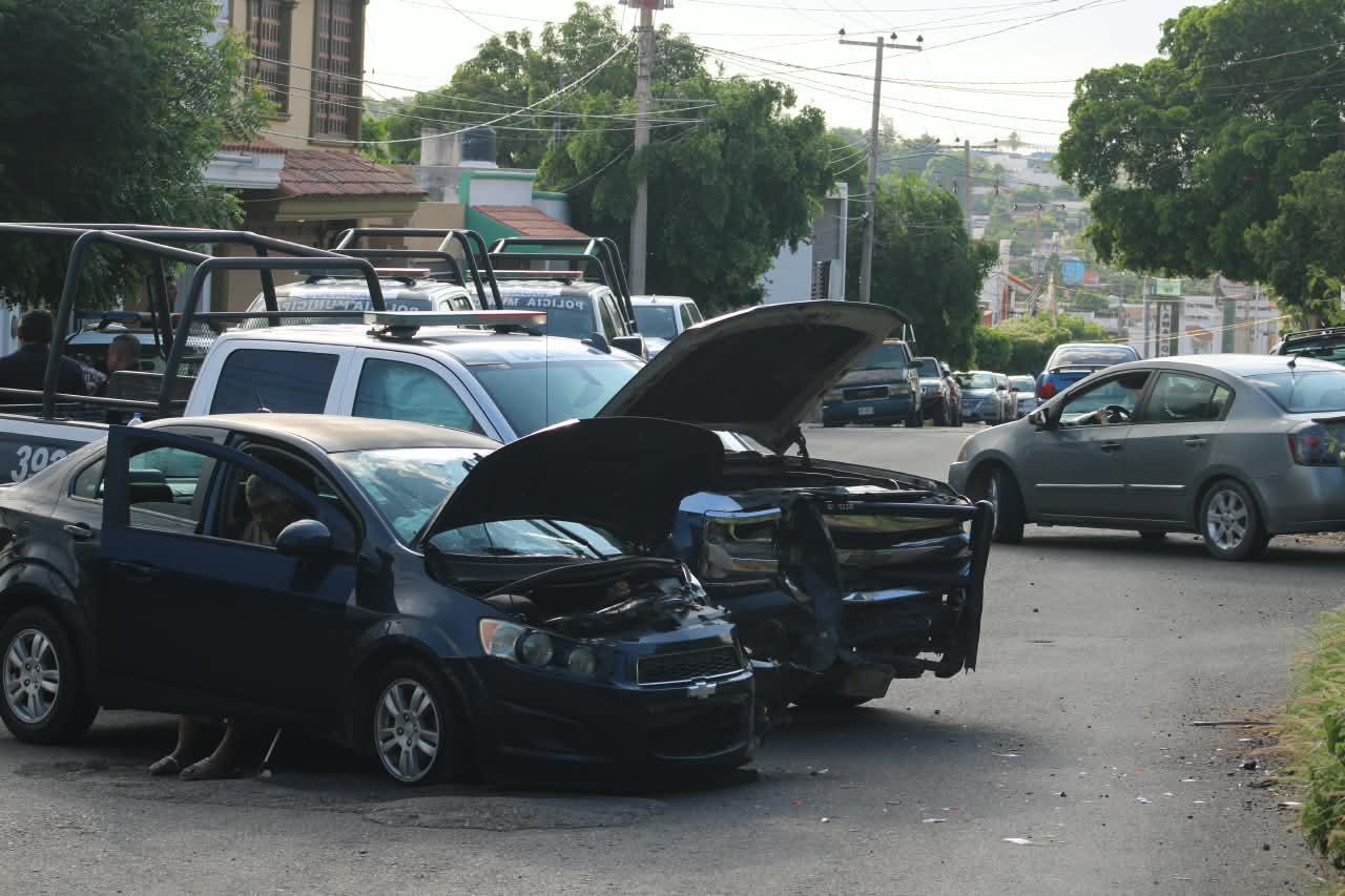 $!Choque de patrulla de la Policía Municipal y auto particular deja tres heridos en Cañadas, en Culiacán