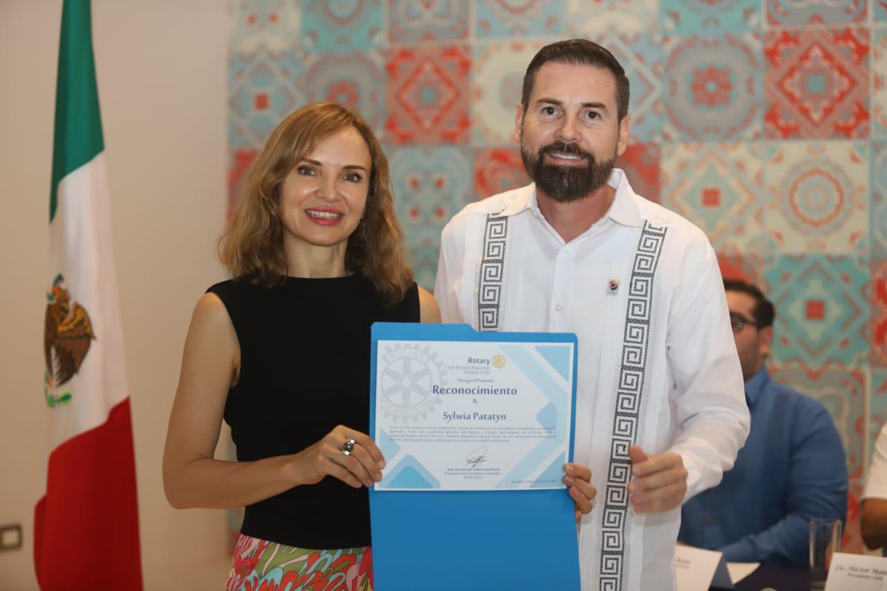 $!Sylwia Patatyn recibió un reconocimiento de manos de Sergio Rojas.