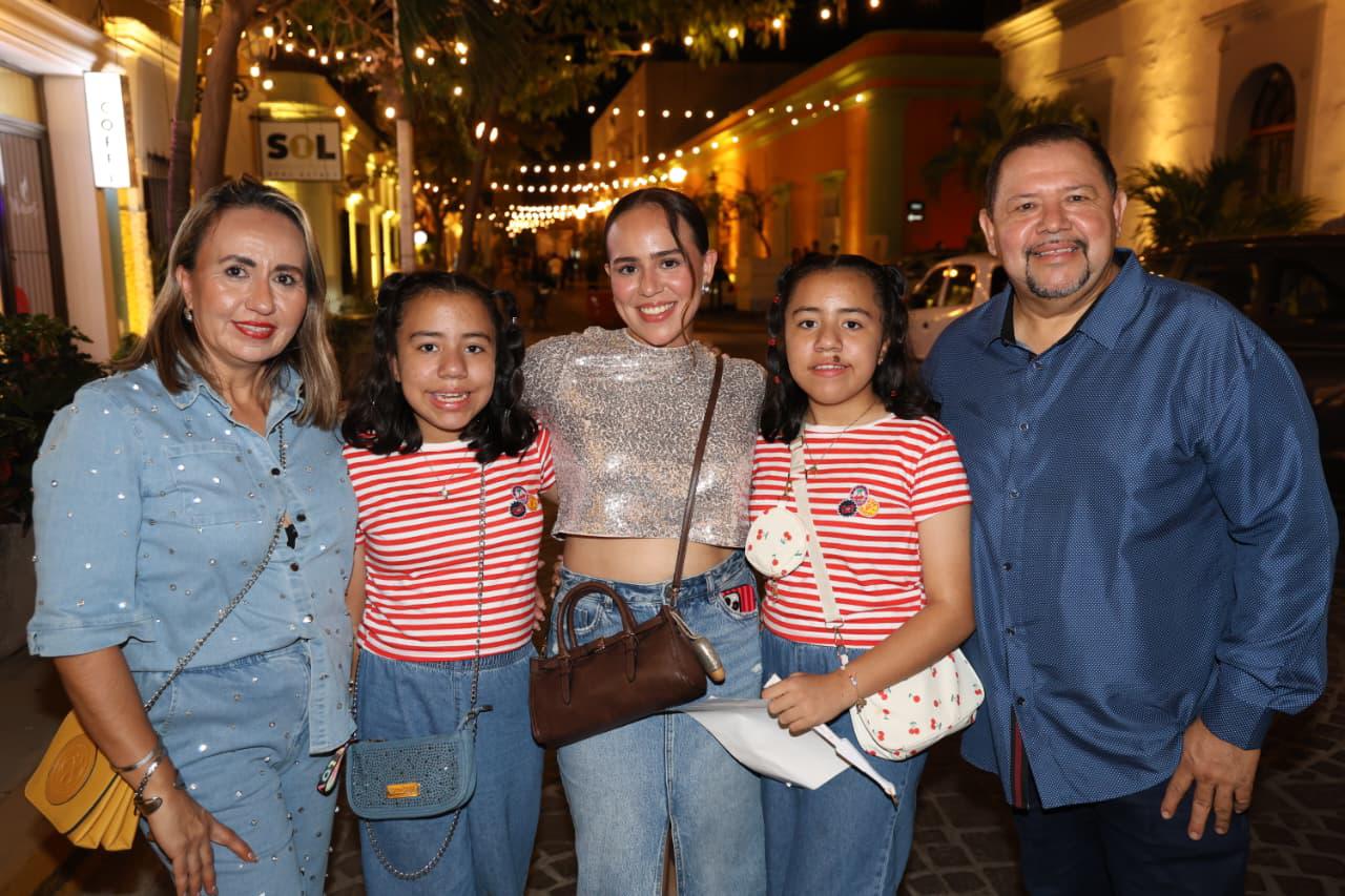 $!Alma Álvarez junto a Romina, Valeria, Regina y Jesús Alcaraz.