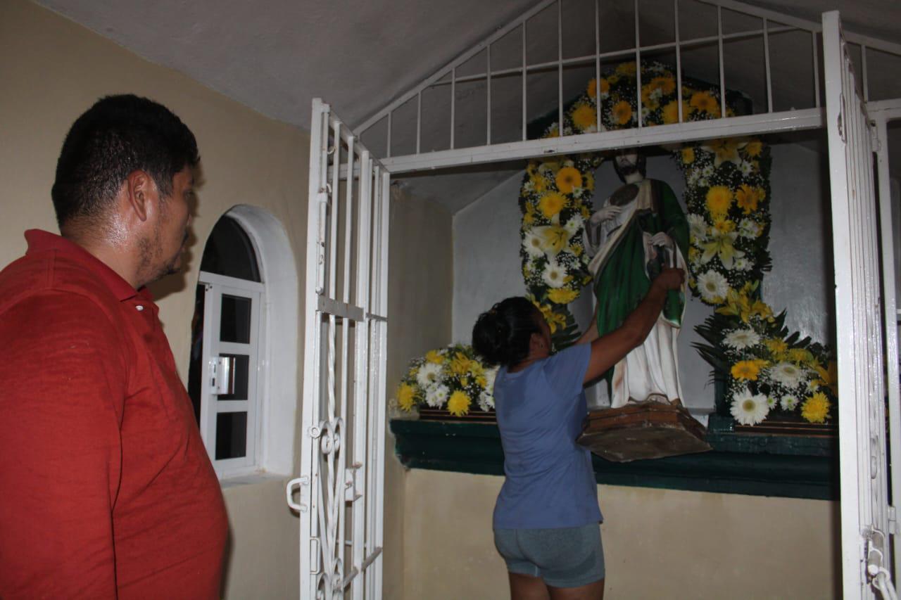 $!Jazmín, desde hace 21 años, mantiene viva la devoción en San Judas en capilla antes de llegar a Cacalotán