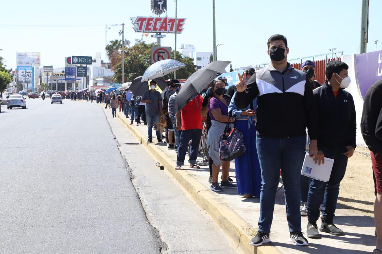 $!Otra kilométrica fila, este domingo, para recibir vacuna contra Covid en Mazatlán