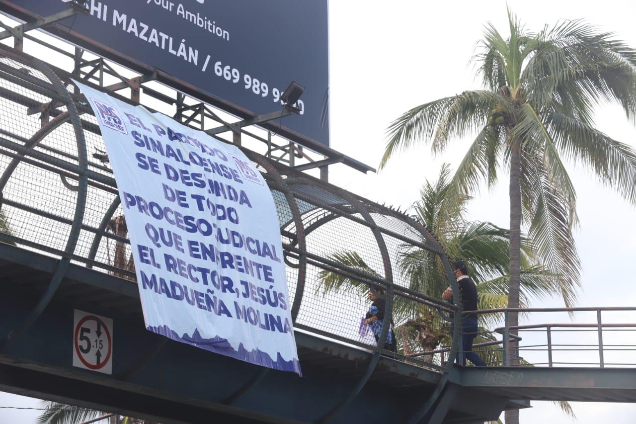 $!Colocan mantas de desmarque del PAS del Rector de la UAS; el partido las niega