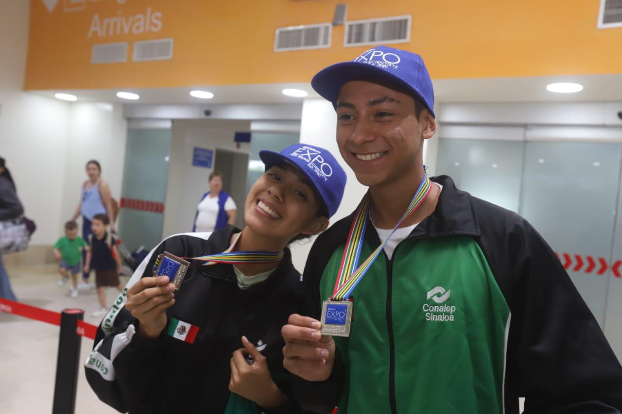 $!Arriban a Mazatlán estudiantes ganadores de la medalla de plata en Sudáfrica