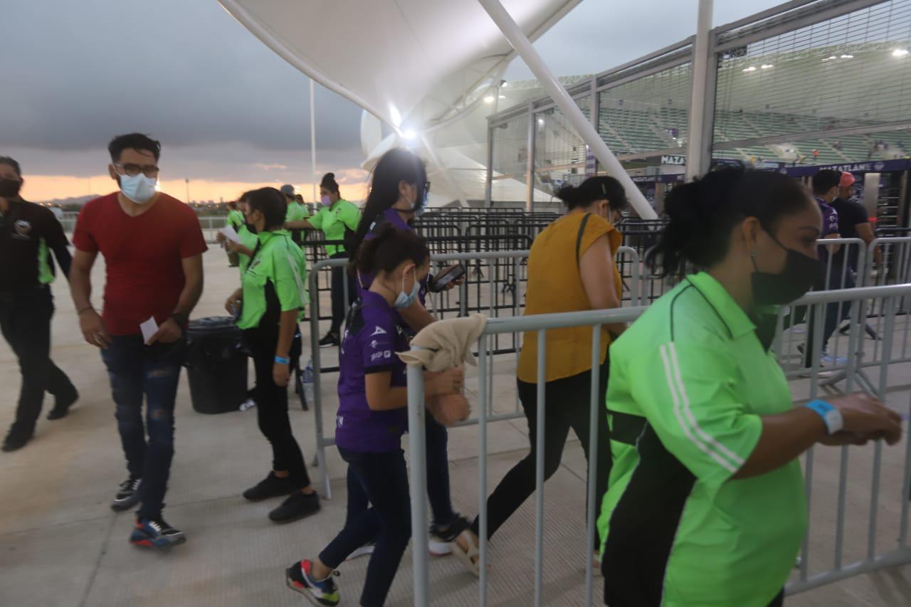 $!El Mazatlán-Chivas arrancará a la hora acordada, pese a la lluvia