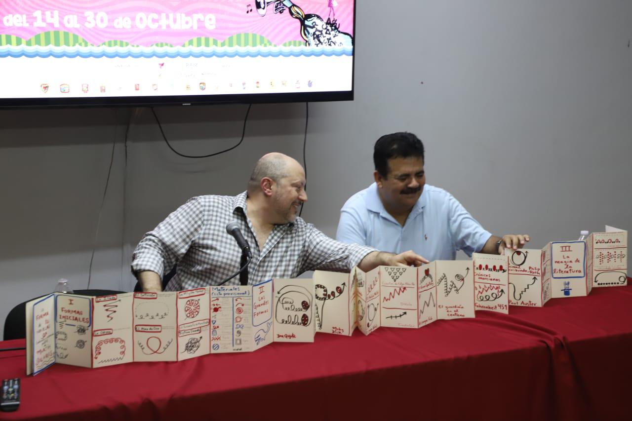 $!El escritor mostró un acordeón sobre cómo están escritos algunos eslabones de libros de su autoría y de otros escritores.