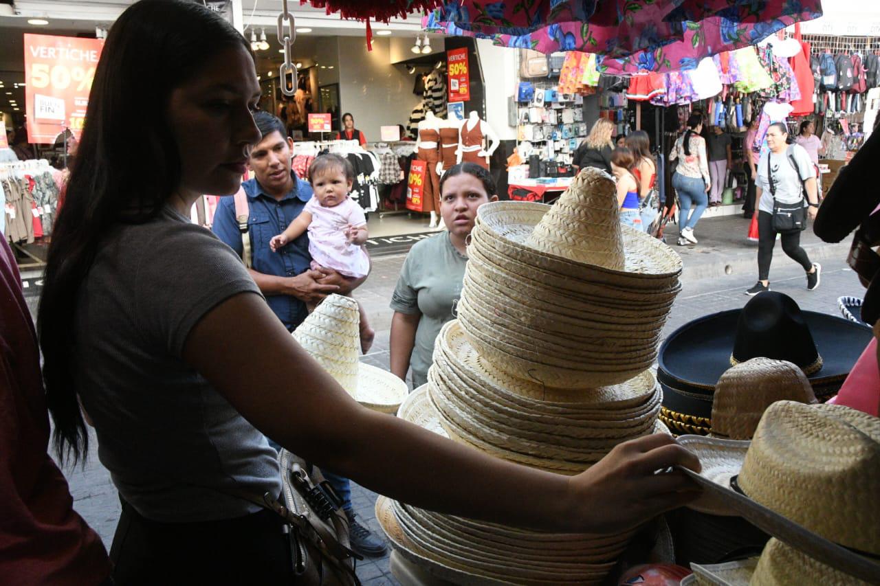 $!Pinta de colores patrios venta de artículos revolucionarios en Culiacán; algunos venden más, otros menos