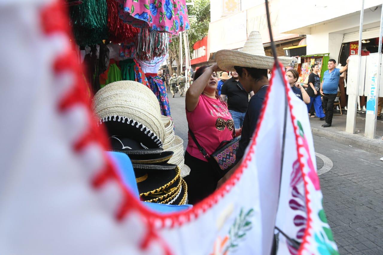 $!Pinta de colores patrios venta de artículos revolucionarios en Culiacán; algunos venden más, otros menos