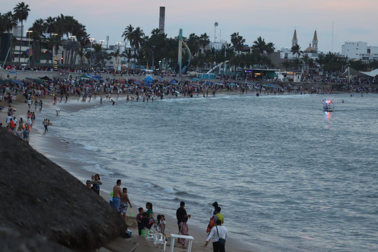 $!En un esfuerzo coordinado, salvavidas marcan la hora para salir del agua del mar en Mazatlán