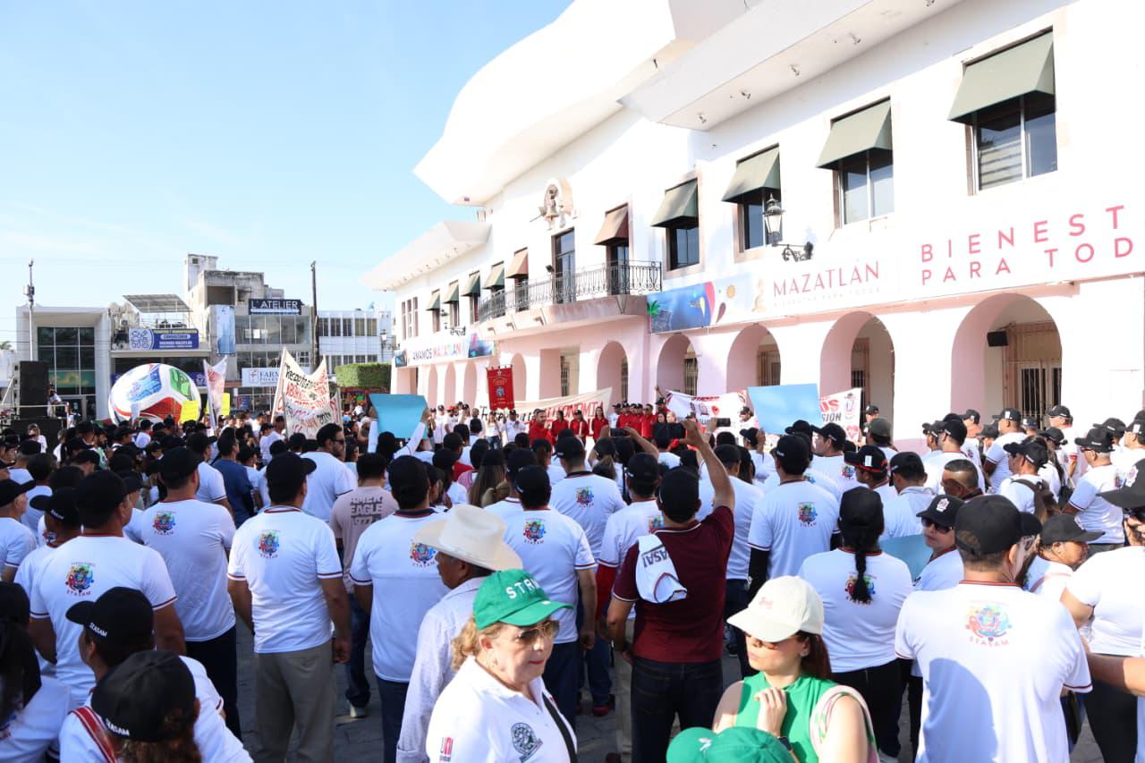 $!Exigen sindicalizados de STASAM justicia laboral durante el desfile del Día del Trabajo