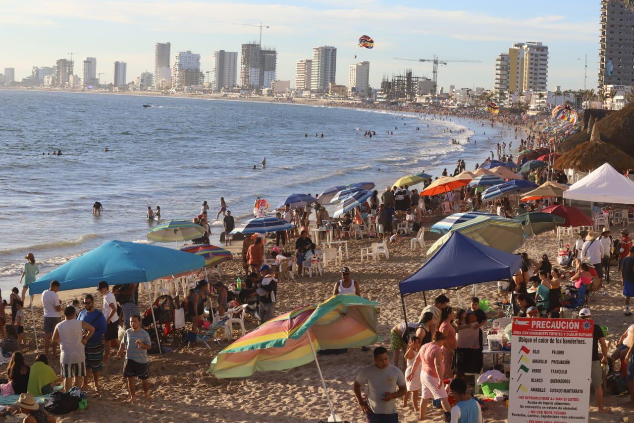 $!Disfrutan hasta el último minuto de vacaciones en Mazatlán