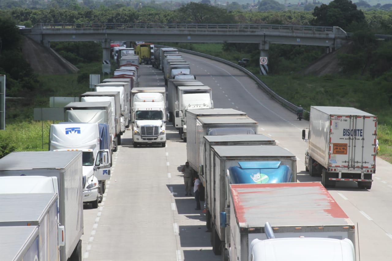 $!Reclaman transportistas reparación rápida de la autopista Mazatlán-Culiacán para que mercancías no se echen a perder