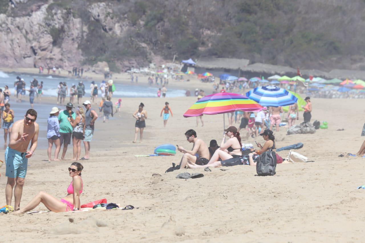$!Llegan poco a poco bañistas a las playas de Mazatlán para disfrutar del Sábado de Gloria