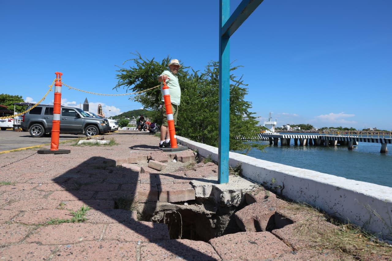 $!Además de seis socavones, oleaje deja daños en muros de contención y accesos del malecón de Mazatlán