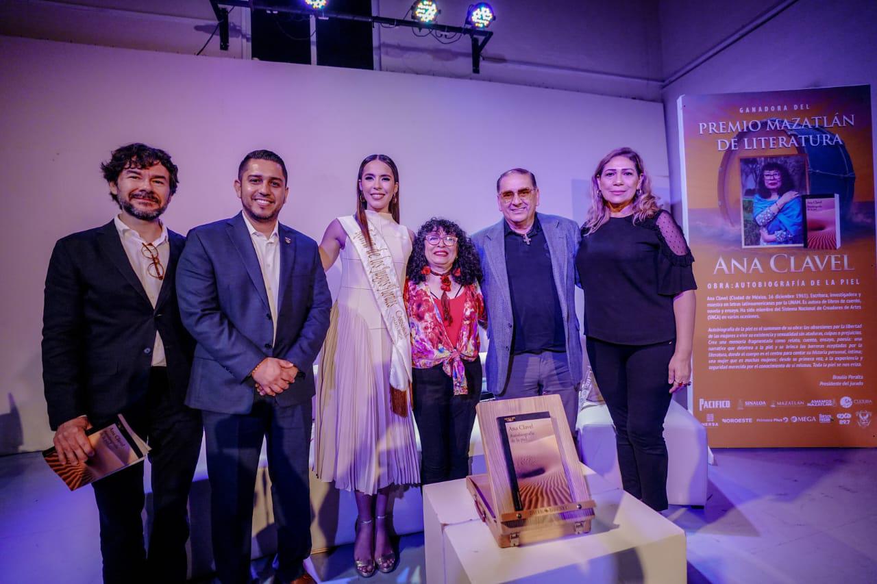 $!La escritora entre Manuel Díaz, Manuel Iván Tostado, vicerrector de la Unidad Regional Sur de la UAS; Mariana Guerrero, Reina de los Juegos Florales del Carnaval 2026; Óscar García, director del Instituto de Cultura y Silvia Michel.