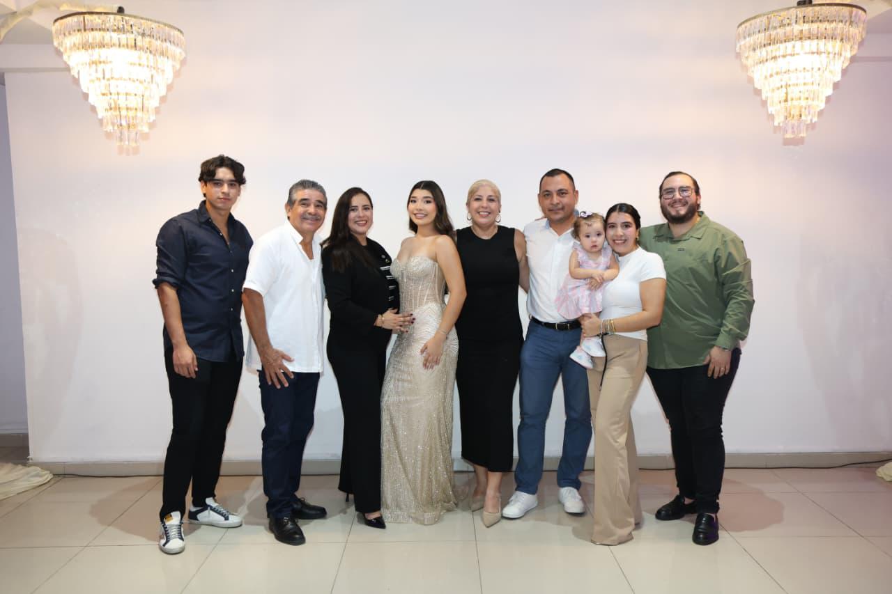 $!Mía Lilibeth Valle Jiménez junto a su familia.