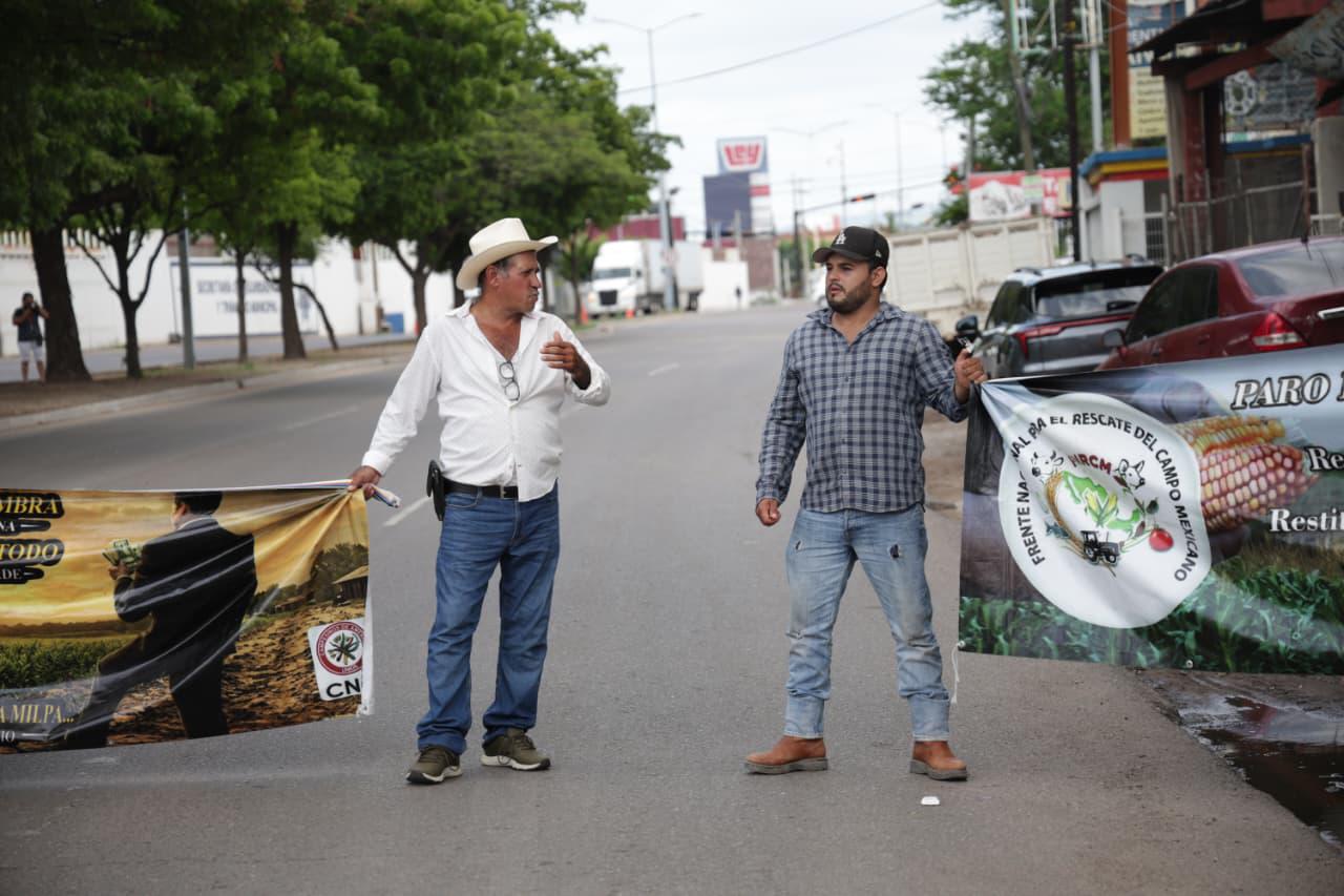 $!Desactivan agricultores bloqueo en la Calzada Aeropuerto en Culiacán; esperan reunión con funcionario federal este martes