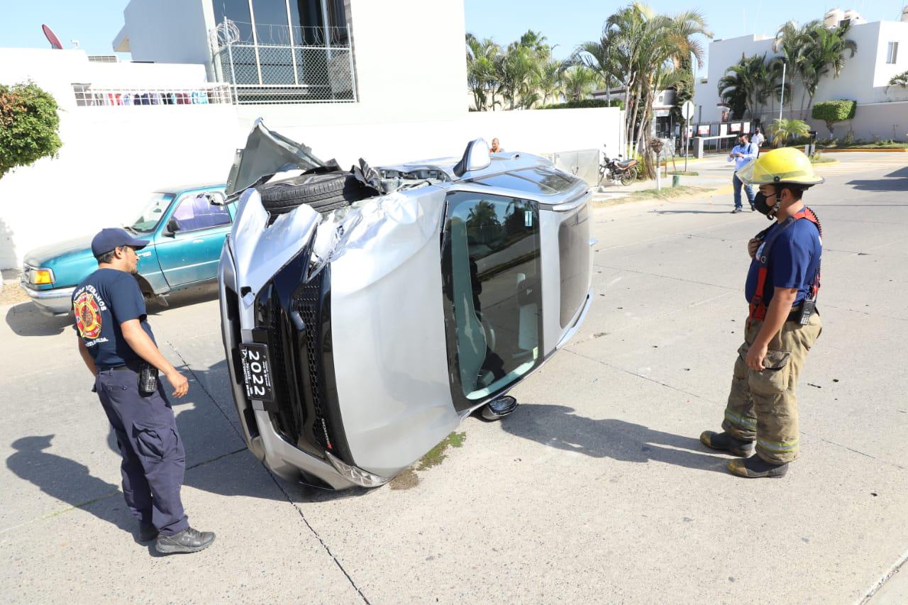 $!Mujer vuelca tras chocar camioneta estacionada en Real del Valle, en Mazatlán; sale ilesa