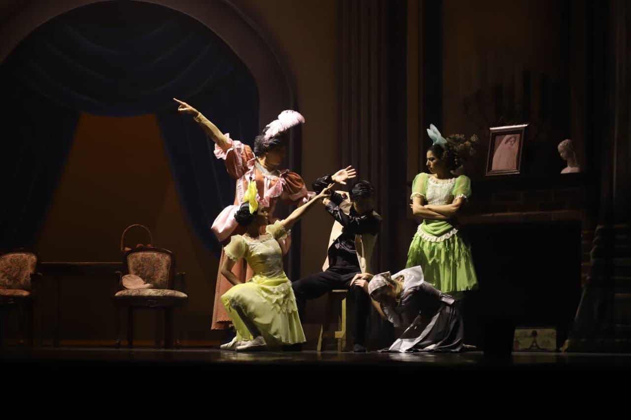 $!La madrastra, las hermanastras y la Cenicienta.