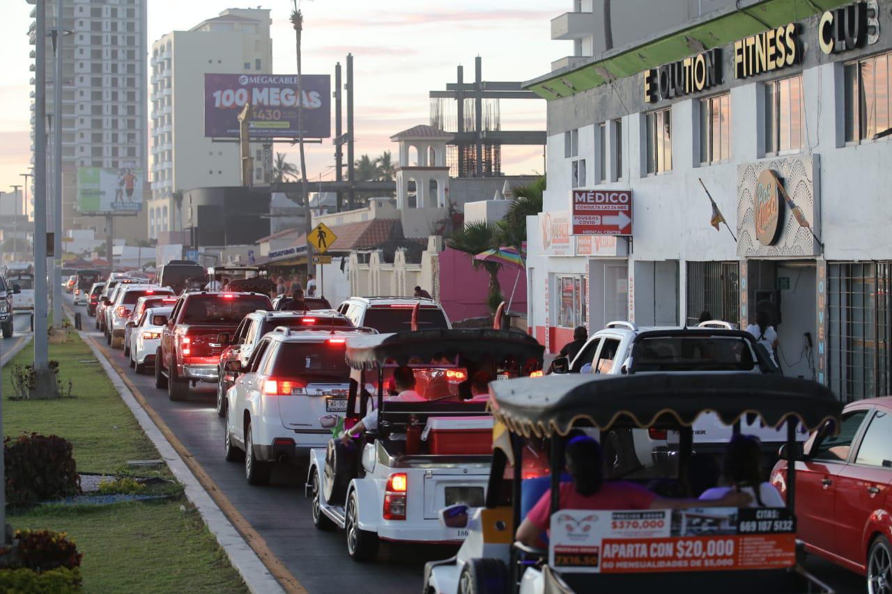$!Se llena el malecón de Mazatlán; esperan la noche para prolongar la fiesta